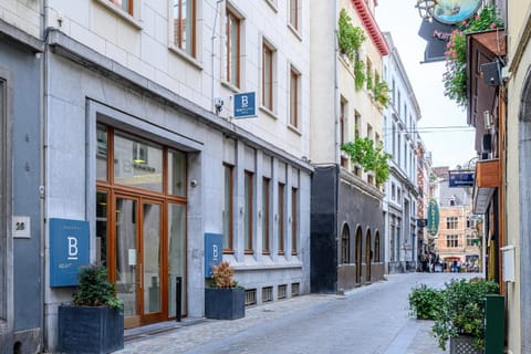 Facade/entrance, Neighbourhood