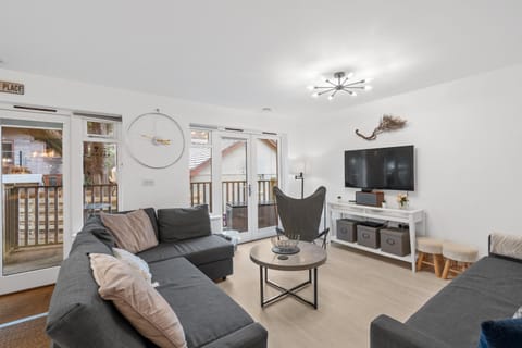 Communal lounge/ TV room, TV and multimedia, Living room, Seating area