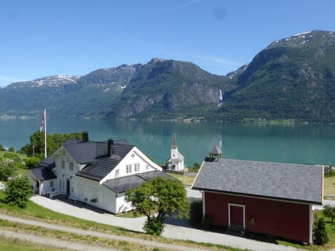 Nearby landmark, Restaurant/places to eat, Neighbourhood, Natural landscape, Mountain view
