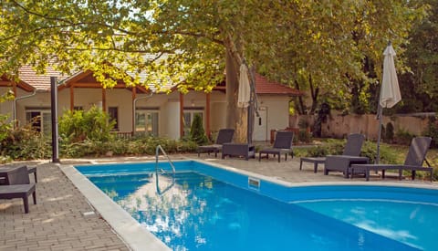 Property building, Garden, Garden view, Pool view, Swimming pool, Swimming pool, sunbed