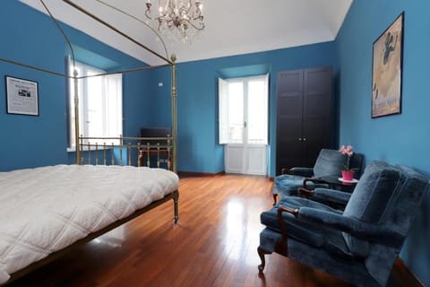 Bed, Other, Photo of the whole room, Seating area, Bedroom