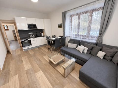 Kitchen or kitchenette, Seating area