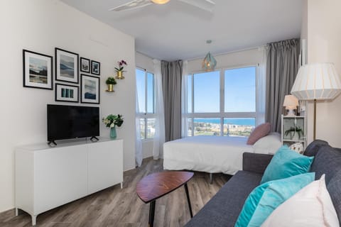 Bed, TV and multimedia, Photo of the whole room, Seating area, Sea view