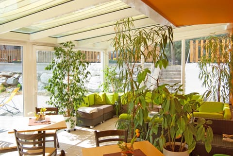 Restaurant/places to eat, Balcony/Terrace