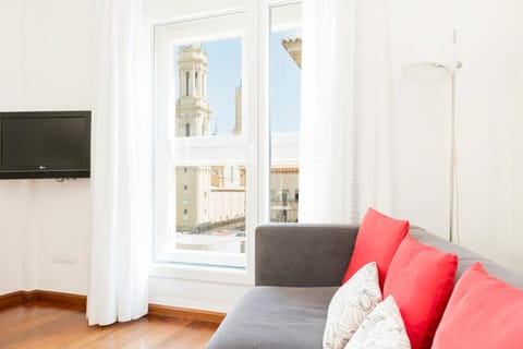 Photo of the whole room, Landmark view