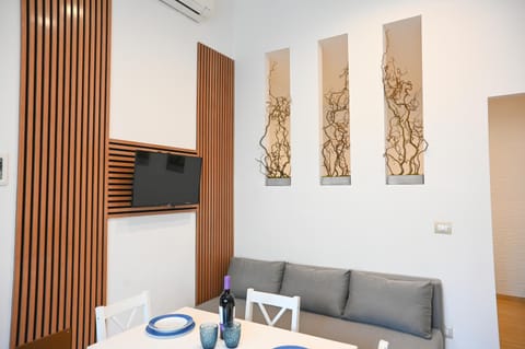 TV and multimedia, Seating area, air conditioner