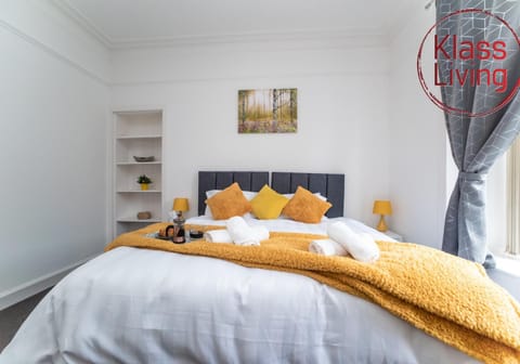 Bed, Decorative detail, Bedroom, Guests, group of guests, cot, Family