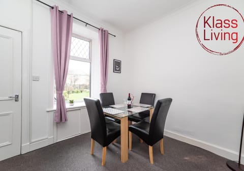 TV and multimedia, Living room, Decorative detail, Seating area, Guests, group of guests, Family