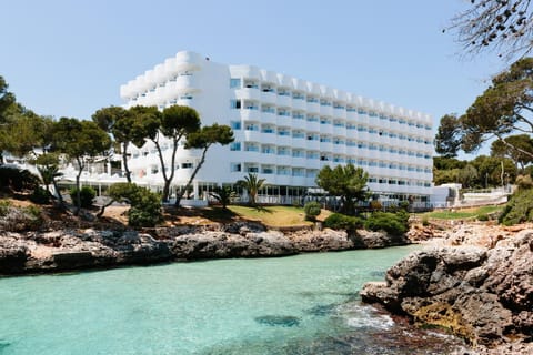 Property building, Facade/entrance, Off site, Day, Natural landscape, Beach