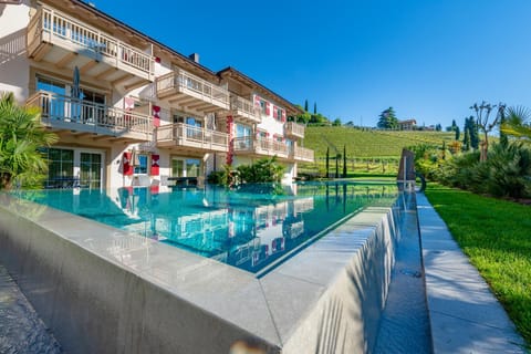 Property building, Natural landscape, Garden, Garden view, Pool view, Swimming pool, Swimming pool, sunbed