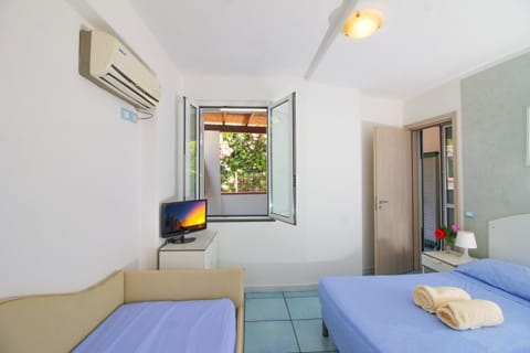 Bed, TV and multimedia, Photo of the whole room, Bedroom, air conditioner