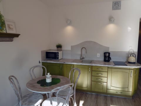 Coffee/tea facilities, Kitchen or kitchenette, Dining area, minibar, stove, toaster