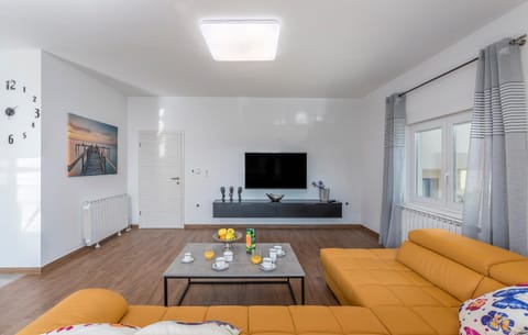 Communal lounge/ TV room, TV and multimedia, Living room, Seating area