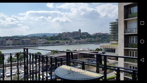 View (from property/room), Balcony/Terrace, Landmark view, Mountain view