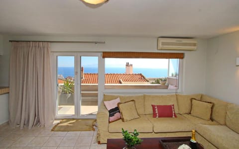 Communal lounge/ TV room, Sea view, Facility for disabled guests