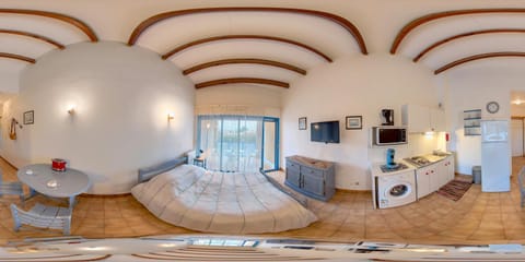 Shower, Toilet, Patio, TV and multimedia, Kitchen or kitchenette, Photo of the whole room, Dining area, Parking