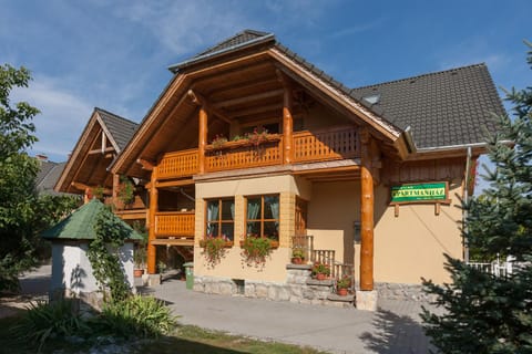 Facade/entrance