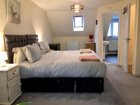 Entire 4 Bed Townhouse House in Exeter