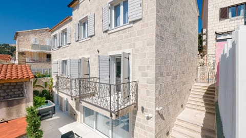 Property building, Facade/entrance, Balcony/Terrace