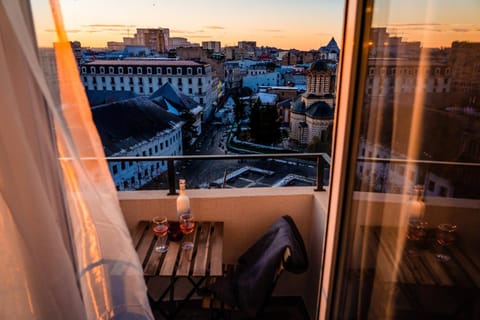 Balcony/Terrace, City view, Street view, Sunset