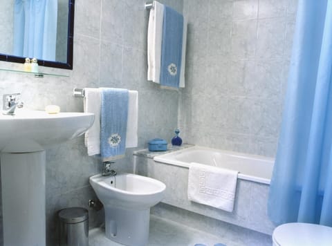 Bathroom, Bath, towels