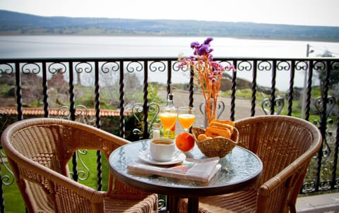 Day, Balcony/Terrace, Food, River view