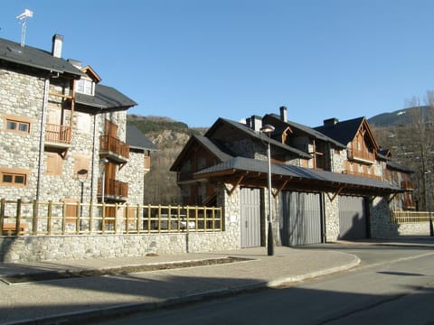 Property building, Facade/entrance, View (from property/room), Lobby or reception, Mountain view, Parking
