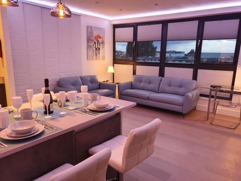 Central Penthouse with Hot Tub & Views 23 Apartment in Cheltenham