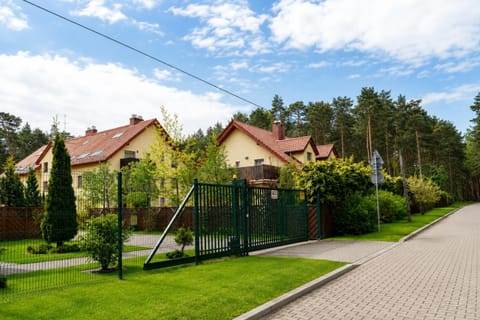 Property building, Neighbourhood, Garden view, Street view