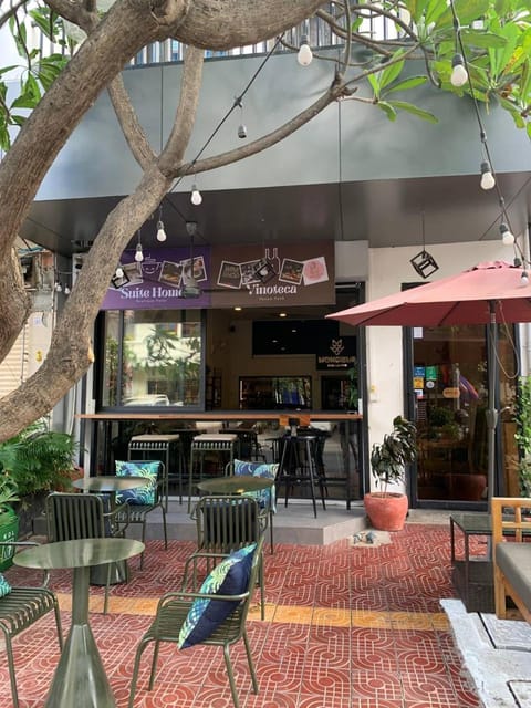 Restaurant/places to eat, Balcony/Terrace, Lounge or bar