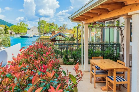 Seating area, Dining area, River view