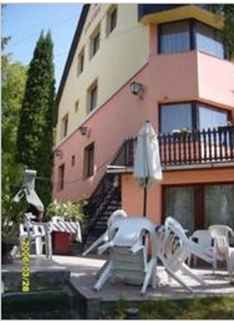 Property building, Patio, Balcony/Terrace