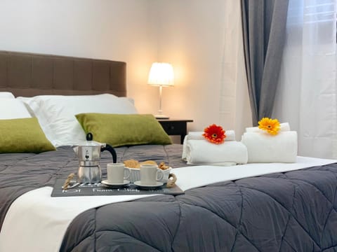 Bed, Coffee/tea facilities, Photo of the whole room, Bedroom, Breakfast