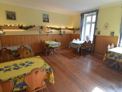 Game Room, Dining area