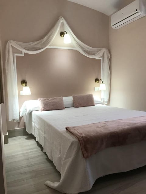 Bed, Night, Photo of the whole room, Bedroom, On site
