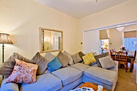 Restaurant/places to eat, TV and multimedia, Living room, Seating area, Dining area, Pets, River view, fireplace, heating, internet, pet friendly