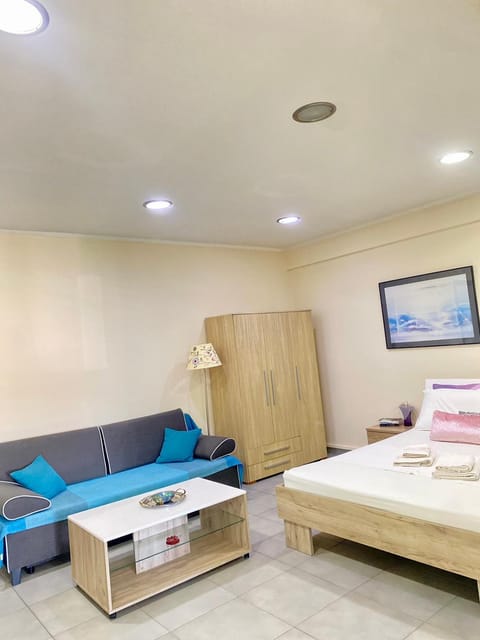Bed, TV and multimedia, Living room, Photo of the whole room