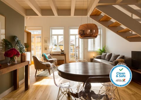 Restaurant/places to eat, Communal lounge/ TV room, TV and multimedia, Balcony/Terrace, Kitchen or kitchenette, Living room, Seating area, Dining area, City view, Landmark view, River view, Street view, Certificate/Award