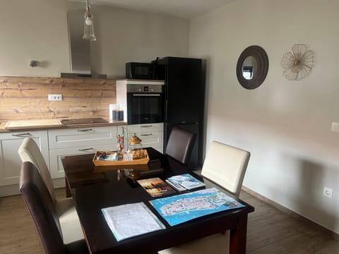 Kitchen or kitchenette, Seating area