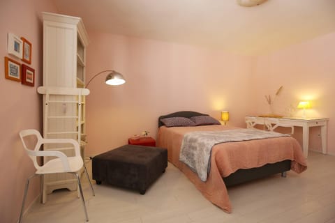 Spring, Bed, Day, Night, Winter, Summer, Photo of the whole room, Decorative detail, Bedroom, On site, Sunrise, Sunset, Family