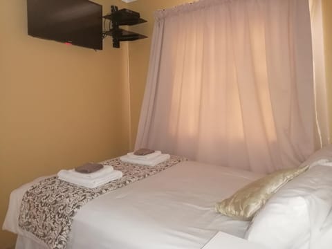 Bed, TV and multimedia, Bedroom