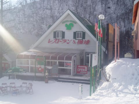 Property building, Restaurant/places to eat, Facade/entrance, Garden