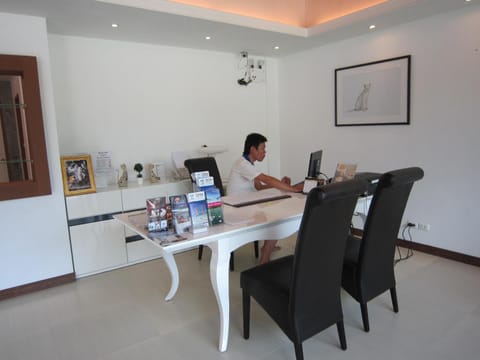 White Cat Hotel Hotel in Khuekkhak