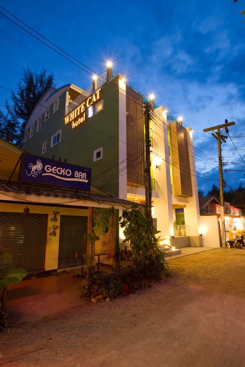 White Cat Hotel Hotel in Khuekkhak