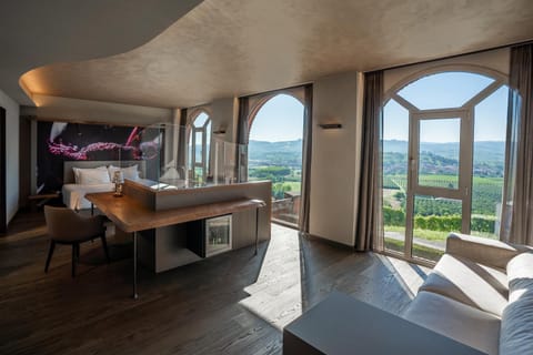 Restaurant/places to eat, Natural landscape, Living room