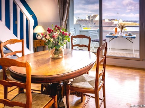 Duplex 5 pièces avec balcon à 30m de la plage - 7 couchages, acceptant animaux, wifi et parking - FR-1-349-114 Apartment in Ploemeur