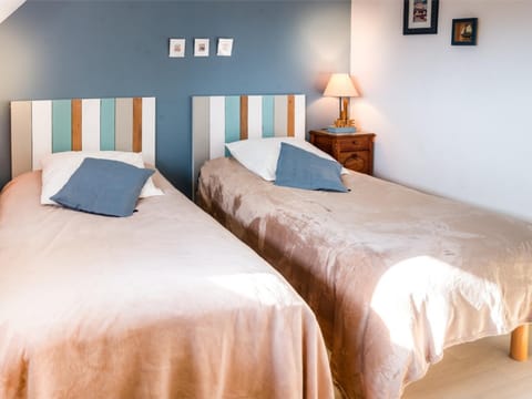 Duplex 5 pièces avec balcon à 30m de la plage - 7 couchages, acceptant animaux, wifi et parking - FR-1-349-114 Apartment in Ploemeur