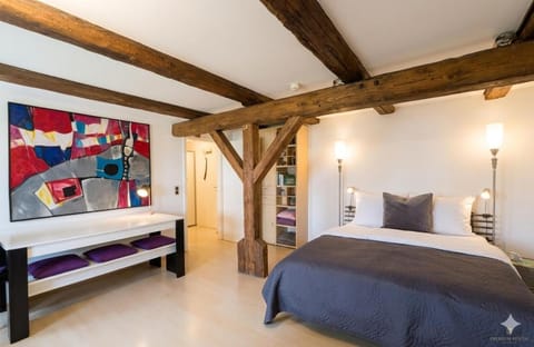 Bed, Living room, Photo of the whole room, Seating area, Bedroom