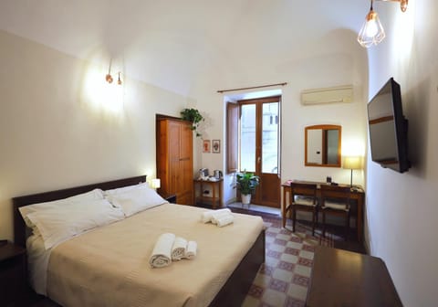 Bed, TV and multimedia, Photo of the whole room, Bedroom, wardrobe