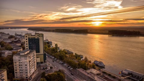 Property building, Facade/entrance, Natural landscape, Bird's eye view, City view, River view, Location, Sunset